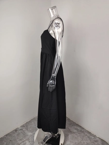 Vue latérale de la robe longue noire avec taille plissée élastique et fines bretelles