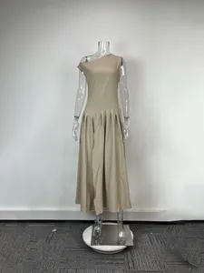 Détail de la robe longue kaki élégante avec ourlet plissé et encolure asymétrique chic