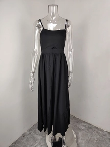 Vue détaillée d'une robe longue noire à fines bretelles et découpe à la taille