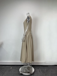 Détail de la robe midi sans manches kaki à taille haute avec jupe plissée sur mannequin