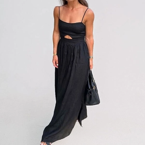 Robe longue noire élégante à fines bretelles et découpe sous la poitrine tendance