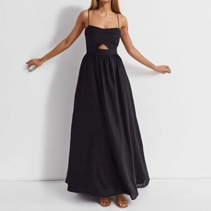Détail de robe noire évidée montrant les fines bretelles et la découpe à la taille