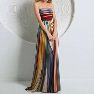Robe longue bustier élégante avec rayures verticales colorées et texture plissée fine