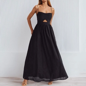 Robe longue noire élégante à taille haute avec découpes et fines bretelles d'été
