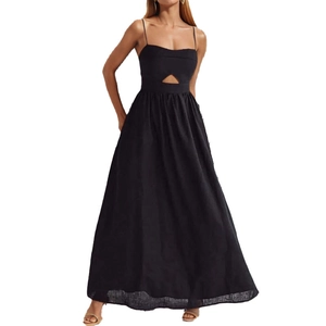 Robe longue noire élégante à découpes avec fines bretelles et taille haute chic