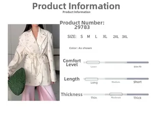 Détail d'un blazer blanc à fleurs avec lien à la taille et col en V élégant