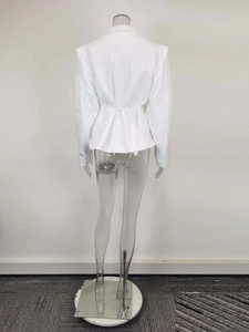 Vue de dos d'un blazer blanc pour femme avec épaules structurées et ceinture à la taille