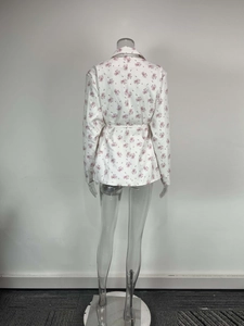 Vue détaillée du dos du blazer à fleurs roses avec coupe ajustée et ceinture assortie
