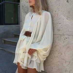 Elegante abito bianco a balze con maniche a lanterna e cintura per le donne