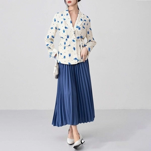 Vue détaillée d'un blazer cintré à fleurs et d'une jupe mi-longue plissée bleu marine
