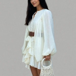 Elegante abito corto in chiffon bianco a maniche lunghe con balze e cintura in vita