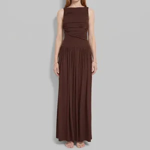 Ärmelloses Maxikleid in Dunkelbraun mit Raffungen, schmaler Passform und elegantem Saum