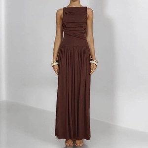 Braunes ärmelloses Maxikleid mit elegantem Taillen-Faltendesign für eine schlanke Passform