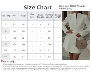 Größentabelle für lässiges weißes Kleid mit langen Ärmeln und detaillierten Maßen in cm