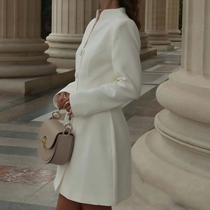 Elegantes weißes, figurbetontes Blazer-Kleid für Damen mit Knopfleiste im Freien