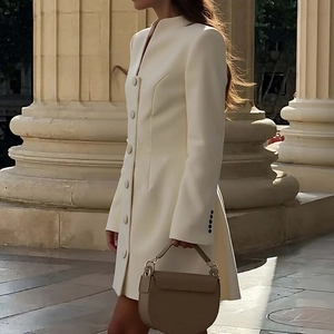 Elegantes cremeweißes langärmliges Hemdkleid mit V-Ausschnitt für urbane Pendlerinnen