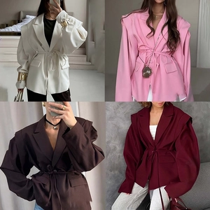 Eleganter einfarbiger Blazer mit Kordelzug in der Taille und Schulterpolstern