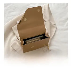 Détail intérieur d'un sac bandoulière en cuir avec espace pour téléphone et portefeuille