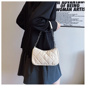 Gesteppte cremefarbene Umhängetasche mit silberner Kette im eleganten Crossbody-Stil