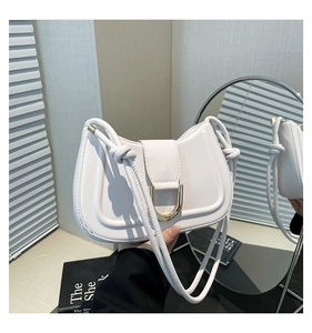 Detalle de bolso de silla blanco media luna con hebilla en D dorada y correa con nudos