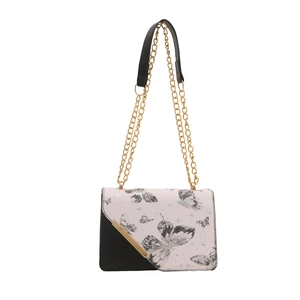 Sac bandoulière rose avec motifs papillons noirs et chaîne dorée élégante