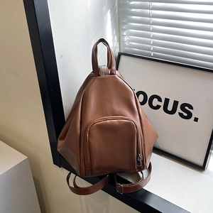 Sac à dos triangulaire moderne en similicuir marron avec bretelles réglables et poche zippée
