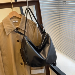Sac fourre-tout minimaliste en cuir PU noir suspendu pour le bureau et les déplacements