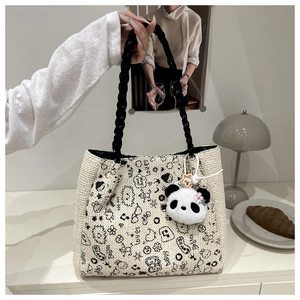 Détail du sac cabas tricoté avec une jolie peluche panda et des motifs dessinés à la main