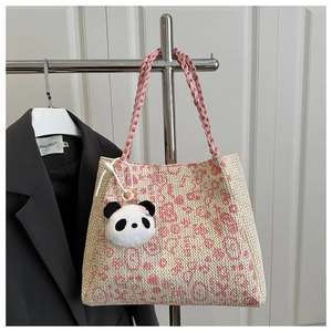 Détail du sac cabas tricoté à motif léopard avec un charmant panda en peluche