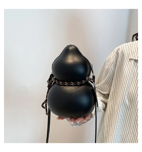Détail du sac à bandoulière en forme de gourde avec décor de corde tressée et cuir mat