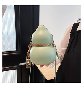 Vue détaillée du sac bandoulière vert clair en forme de gourde avec corde tressée
