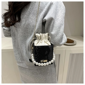 Fashionable black snake-pattern bucket bag with pearl handle and golden chain strap