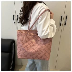 Vue portée d'un grand sac cabas rose imprimé cerisier avec étiquette de marque en cuir