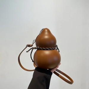 Sac bandoulière marron en forme de gourde avec corde tressée décorative et zip argenté