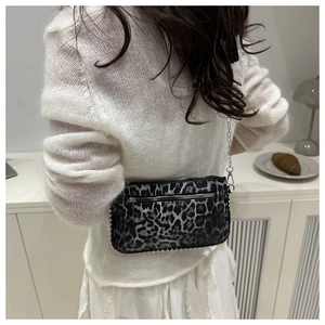 Détail du sac léopard avec bandoulière en chaîne argentée et garnitures perlées chic