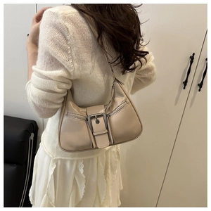 Modell trägt beige Retro Hobo Tasche mit silberner Schnalle und Reißverschlusstaschen