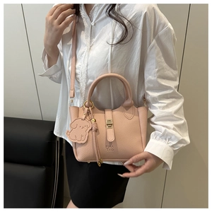 Sac seau rose à texture litchi avec gaufrage PNA TRO et charmant pendentif chien
