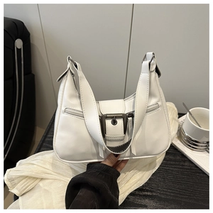 Detail einer weißen Leder-Schultertasche mit Metallschnalle und Reißverschlusstaschen