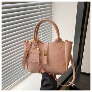 Sac seau rose en cuir grainé avec fermoir doré et détail de charm chiot mignon