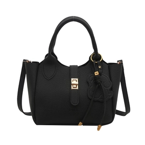 Sac fourre-tout noir en similicuir grainé avec finitions dorées et pendentif M