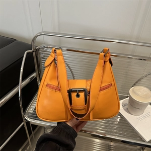 Leuchtend orangefarbene Leder-Damentasche mit schwarzer Schnalle und Doppelriemen