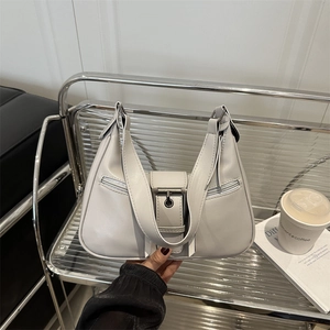 Moderne hellgraue minimalistische Umhängetasche mit breitem Gurt und Metallbeschlägen
