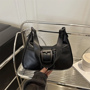 Retro schwarze Hobo-Schultertasche aus mattem PU-Leder mit dekorativen Metallschnallen