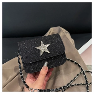 Detailansicht der Mini-Glitzertasche mit Strassstern und Kettenriemen in Schwarz
