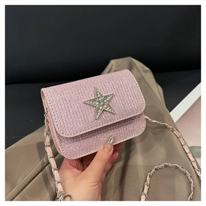 Detail einer rosa glitzernden Mini-Tasche mit Kristallstern und schöner Metallkette