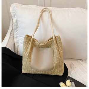 Détail du sac cabas en paille avec poche en similicuir et logo FASHION & BAGS