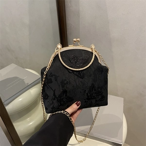 Elegante bolso tote negro con bordado de mariposa y cierre de marco metálico dorado