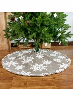 Nahaufnahme der grauen Weihnachtsbaumdecke aus Plüsch mit weißen Schneeflockenmustern