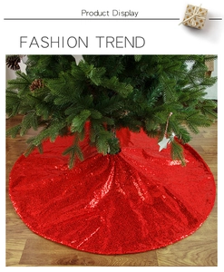 Dettaglio del tappeto per albero di Natale con paillettes rosse e trama metallica scintillante