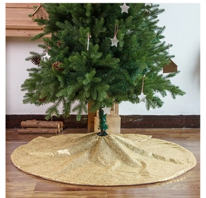 Vista dettagliata del tappeto per albero di Natale con paillettes dorate e decorazioni